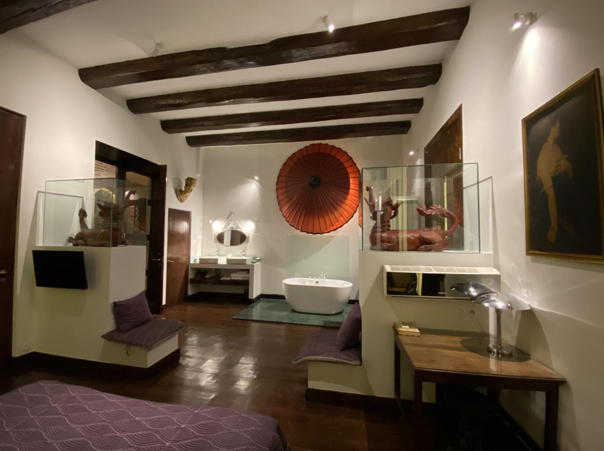 Castle In Old Town Otel