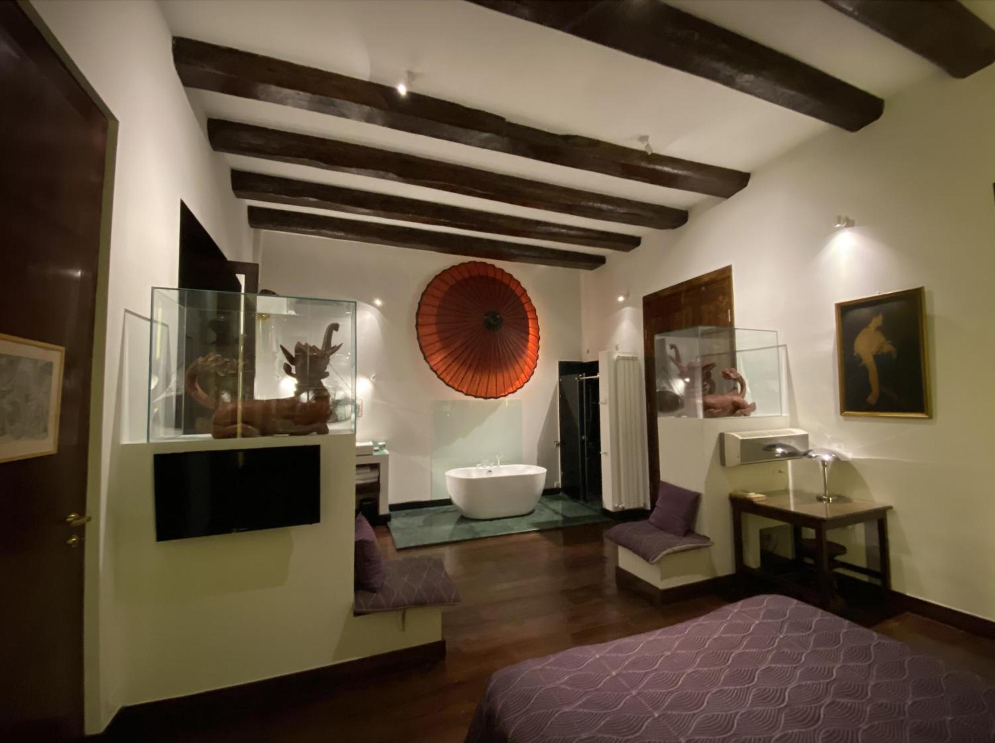 Otel Castle In Old Town